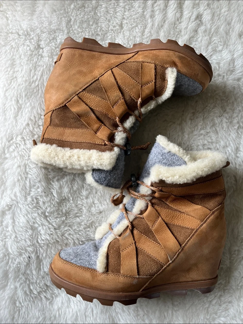 Sorel light brown leather and Gray wool Shearling lined Winter Boots size 10